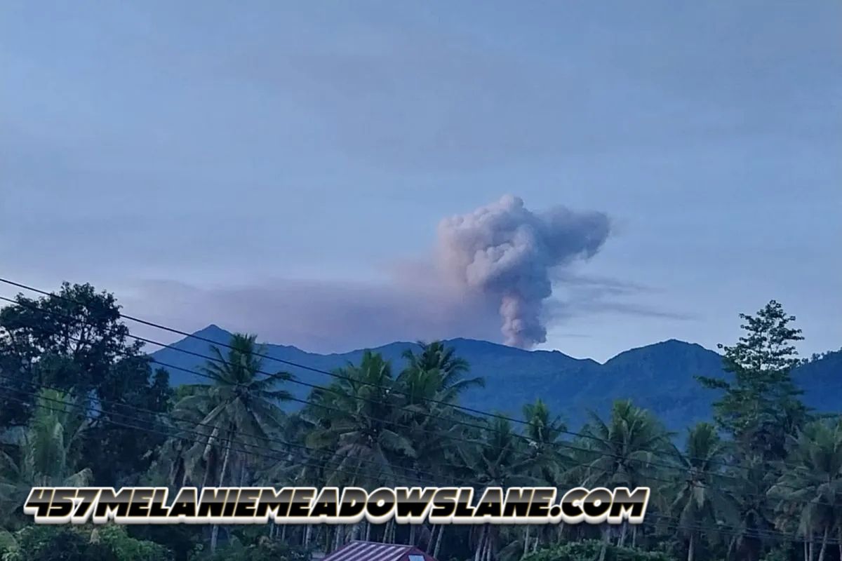 Gunung Dukono semburkan asap putih setinggi hingga 900 meter