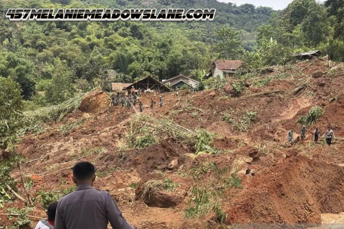 Tim SAR cari tiga korban tertimbun longsor di Arjasari Bandung